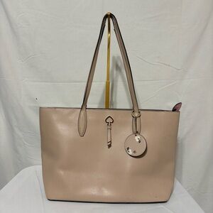 Kate Spade Adel large tote bag in refined grain leather in beige.